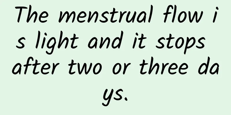 The menstrual flow is light and it stops after two or three days.