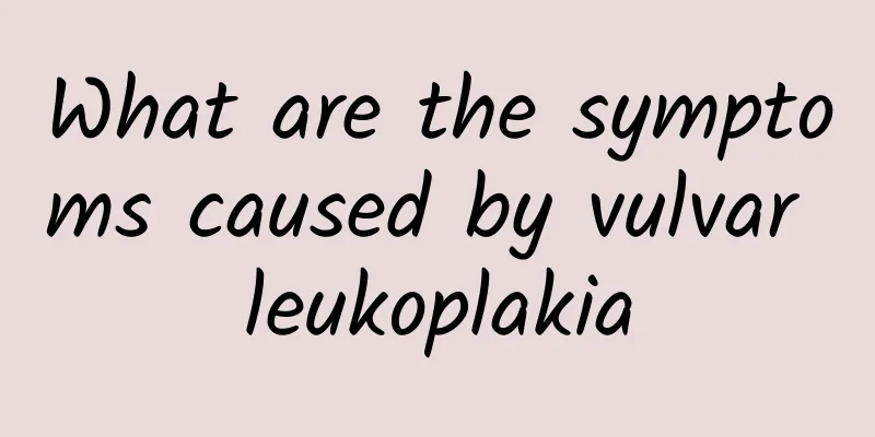 What are the symptoms caused by vulvar leukoplakia