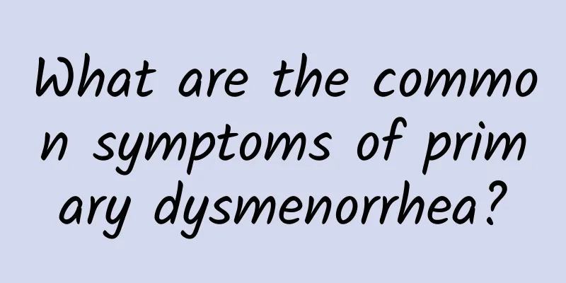 What are the common symptoms of primary dysmenorrhea?