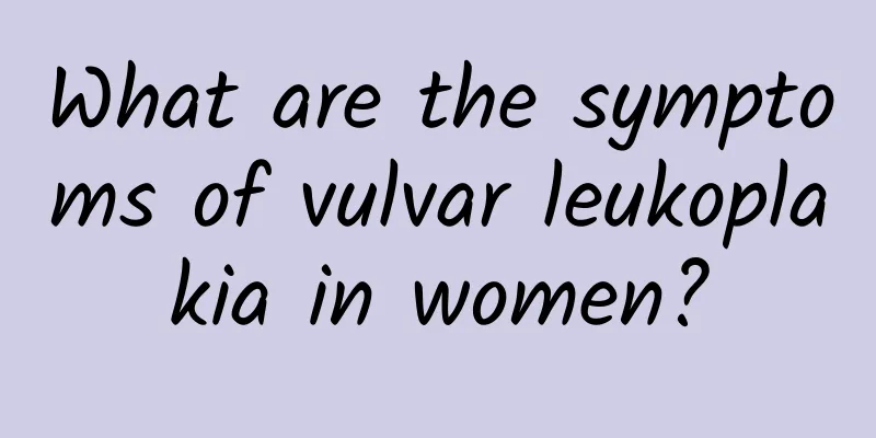 What are the symptoms of vulvar leukoplakia in women?