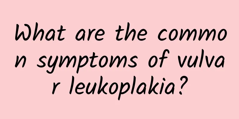 What are the common symptoms of vulvar leukoplakia?