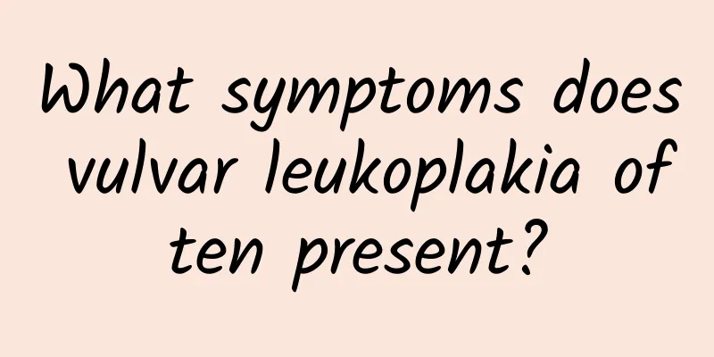 What symptoms does vulvar leukoplakia often present?