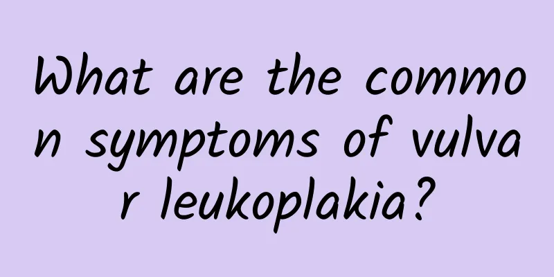 What are the common symptoms of vulvar leukoplakia?