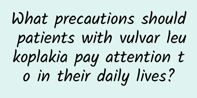 What precautions should patients with vulvar leukoplakia pay attention to in their daily lives?