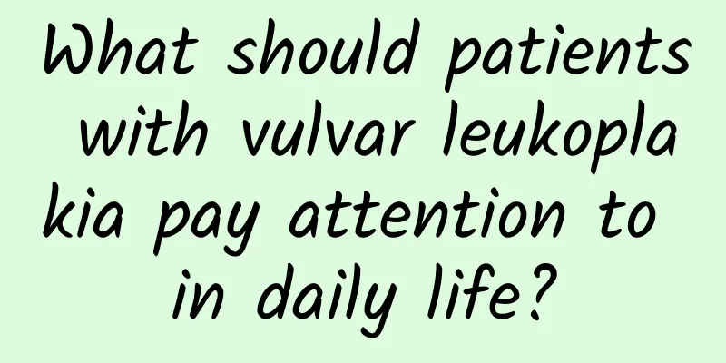 What should patients with vulvar leukoplakia pay attention to in daily life?