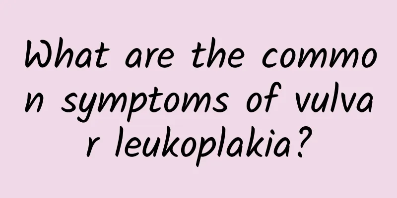 What are the common symptoms of vulvar leukoplakia?