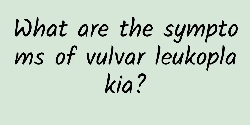 What are the symptoms of vulvar leukoplakia?