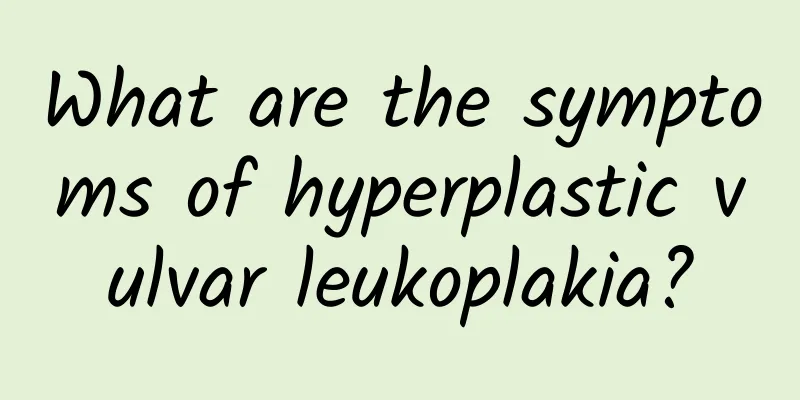 What are the symptoms of hyperplastic vulvar leukoplakia?