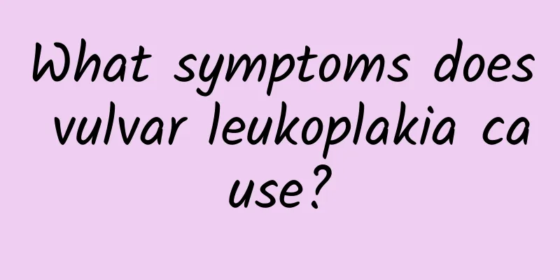 What symptoms does vulvar leukoplakia cause?
