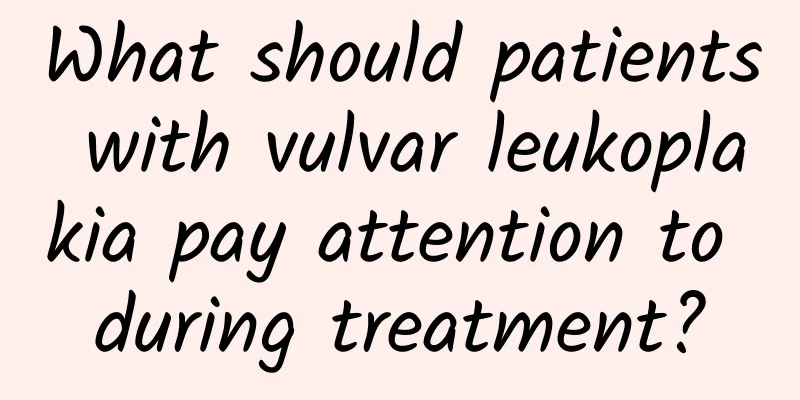 What should patients with vulvar leukoplakia pay attention to during treatment?