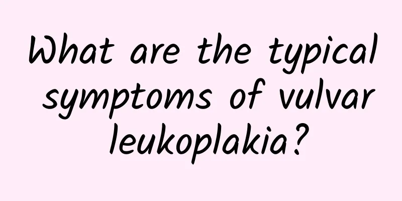 What are the typical symptoms of vulvar leukoplakia?